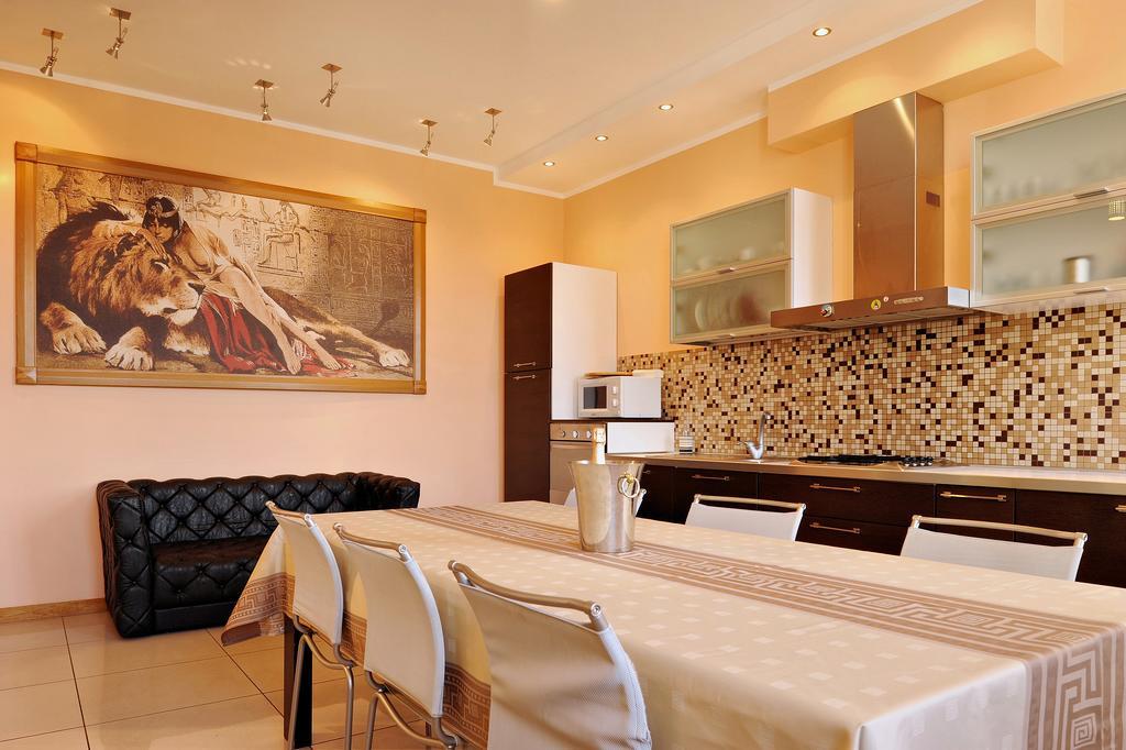 Raina Lux Apartment リガ 部屋 写真